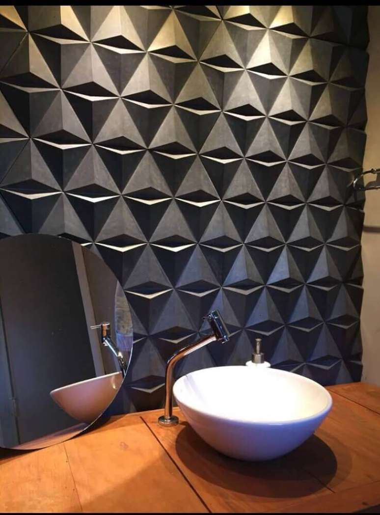 10. Decoração para banheiro com placas de revestimento 3D escuras trazendo um ar moderno para o espaço – Foto: Admirato