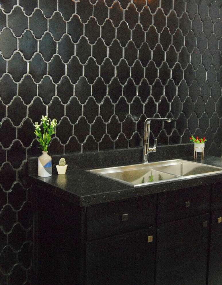 8. Decora&ccedil;&atilde;o moderna com revestimento 3D para cozinha preta &ndash; Foto: Admirato