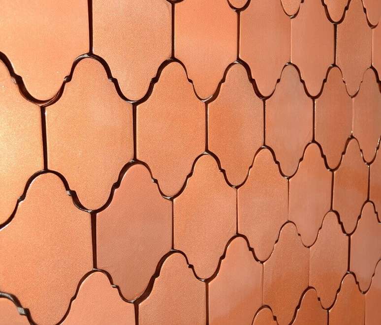 35. O revestimento 3D para parece com acabamento rose gold &eacute; perfeito para trazer um toque mais delicado ao ambiente &ndash; Foto: Admirato