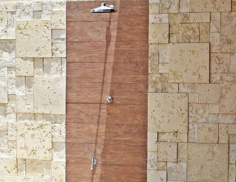 37. Revestimento cimentício aplicado junto a ducha de piscina. Fonte: Admirato