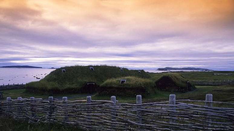 Aqui estavam os vikings; suas casas estavam cobertas pela grama