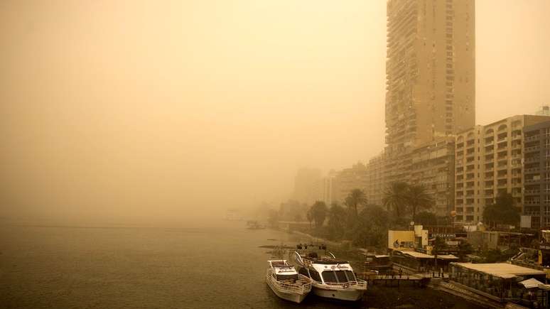 Moradores relataram que uma espécie de neblina cobriu a cidade e que a cor do ar vai mudando