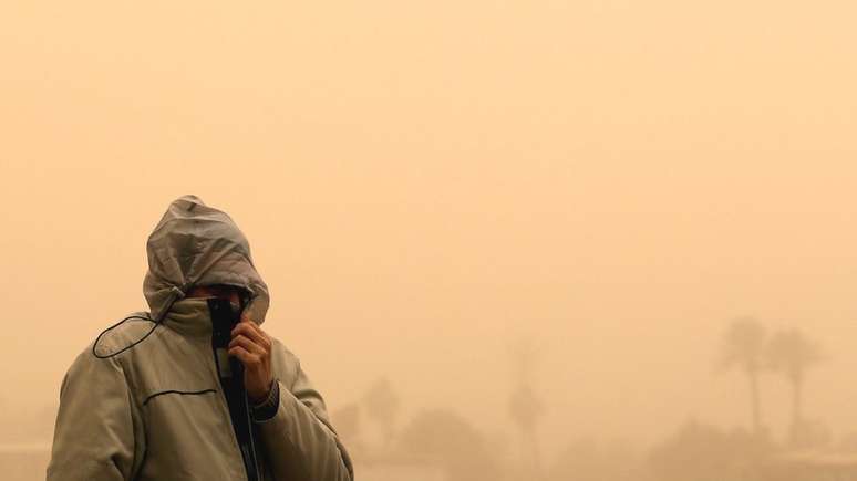 O ministro da Saúde egípcio recomendou que as pessoas com problemas respiratórios não saíssem de casa para evitar inalação do pó