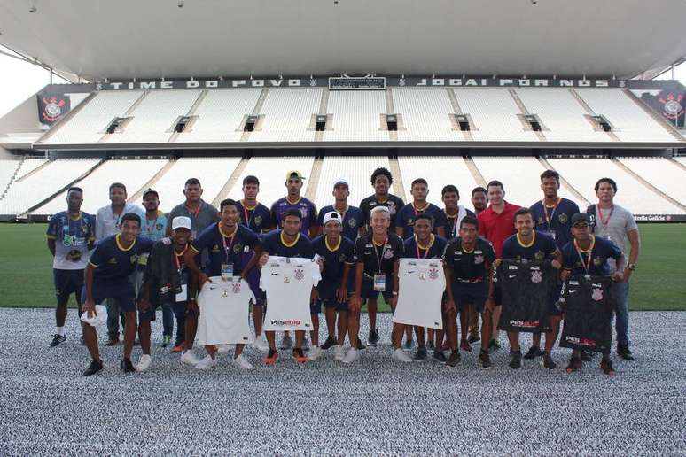 Delegação do Visão Celeste em visita à Arena Corinthians.