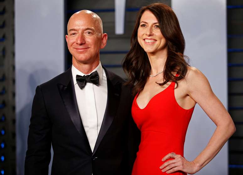 Jeff e Mackenzie Bezos anunciaram divórcio; segundo regras de casamentos em Washington, onde ambos vivem, patrimônio do casal deve ser divido igualmente entre os dois