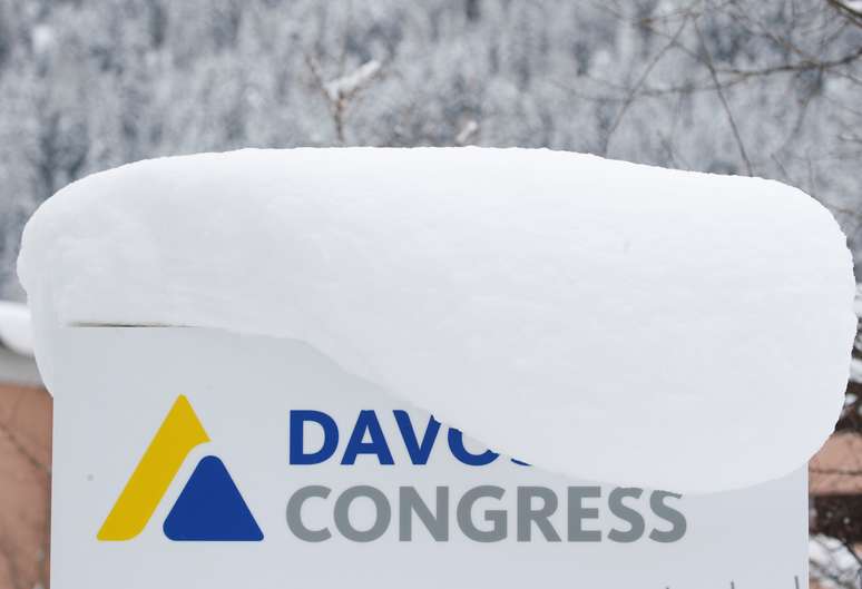 Placa coberta de neve em frente ao centro de convenções que recebe o Fórum Econômico Mundial, em Davos 12/01/2019 REUTERS/Arnd Wiegmann