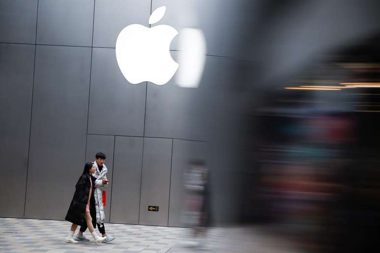 Pessoas caminham em frente a uma loja da Apple em Pequim
07/01/2019
REUTERS/Thomas Peter