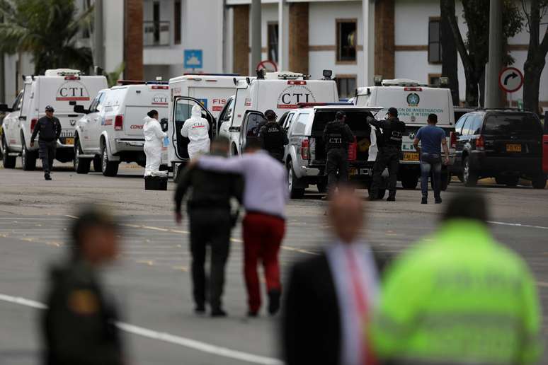 Policiais e agentes de segurança no local de explosão de carro-bomba em Bogotá 17/01/2019 REUTERS/Luisa Gonzalez