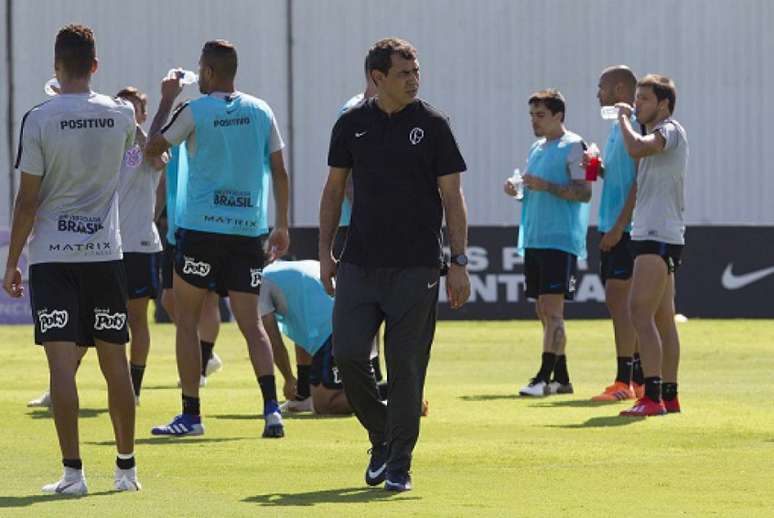 Carille ainda analisa o elenco do Corinthians e espera por reforços (Foto: Daniel Augusto Jr)