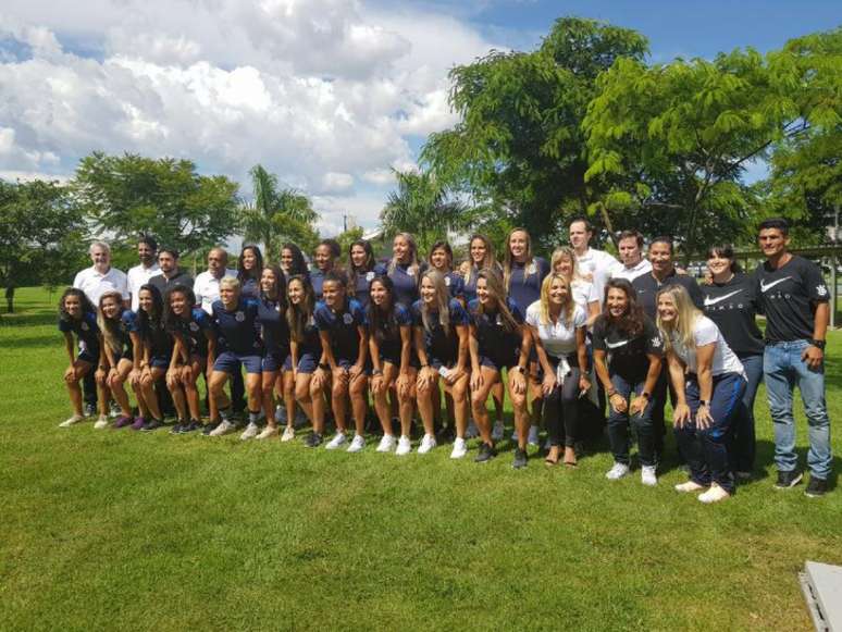 Corinthians apresentou equipe feminina (Foto: Guilherme Amaro)