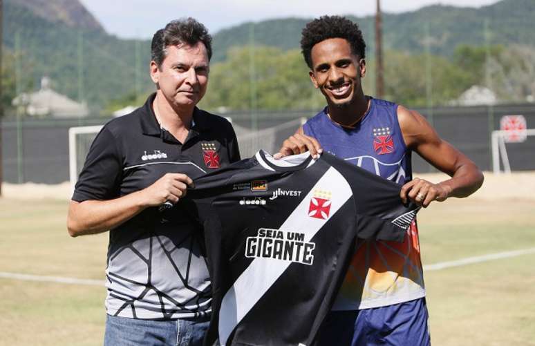 Lucas Mineiro recebeu elogios de Alexandre Faria no CT do Almirante (Rafael Ribeiro/ VASCO)
