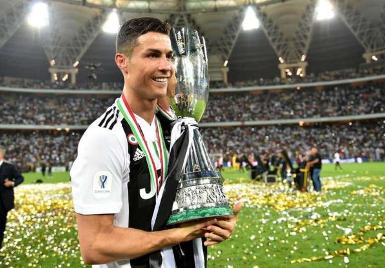 Elenco da Juventus celebra título da Supercopa