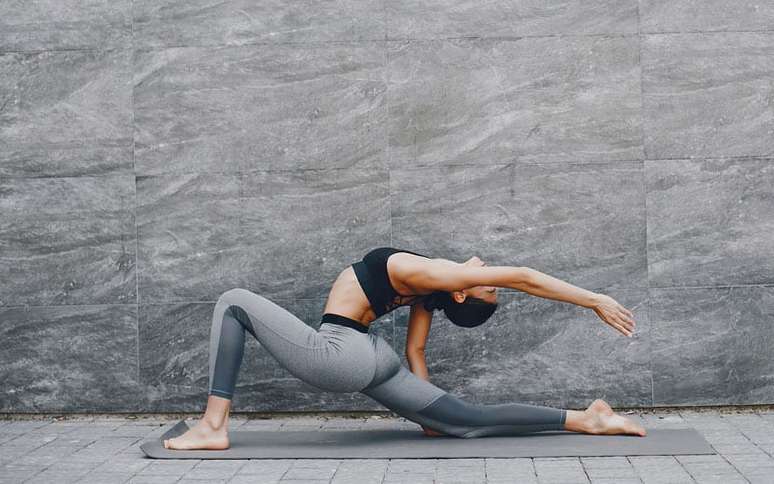 3 exercícios de yoga para ganhar força - Women's Health