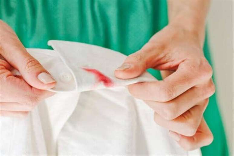 1- Como tirar mancha de roupa depende do tipo do tecido, sempre retire o excesso de sujeira antes de começar qualquer processo de limpeza. Fonte: Tudo Ela