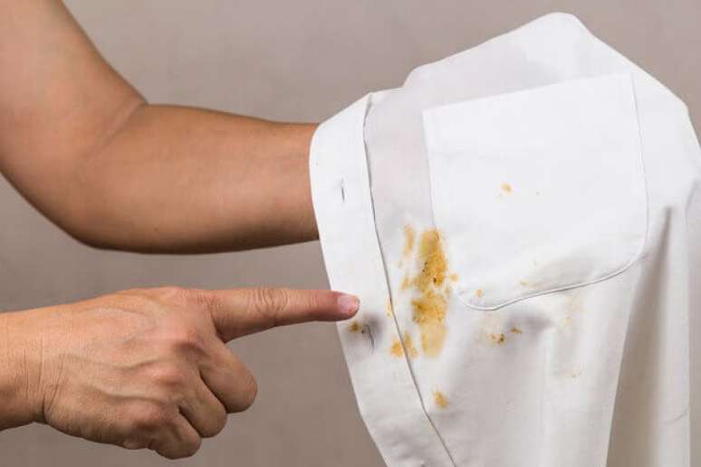 2- Como mancha de roupa branca é uma tarefa complicada, utilize removedores de manchas. Fonte: Carone