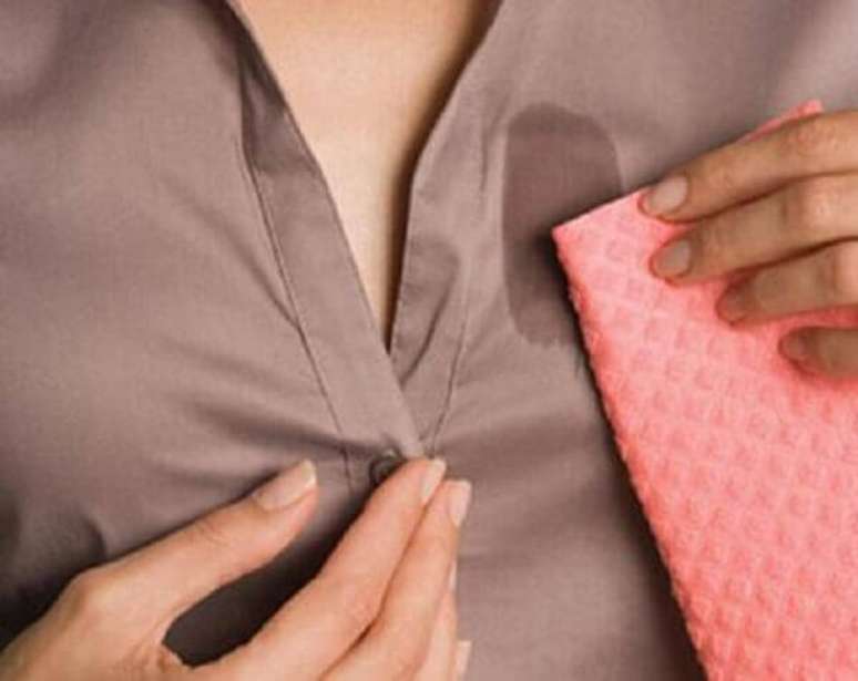 Como tirar mancha de gordura da roupa com vinagre e detergente neutro pode ser fácil e rápido. Fonte: Tem Dicas