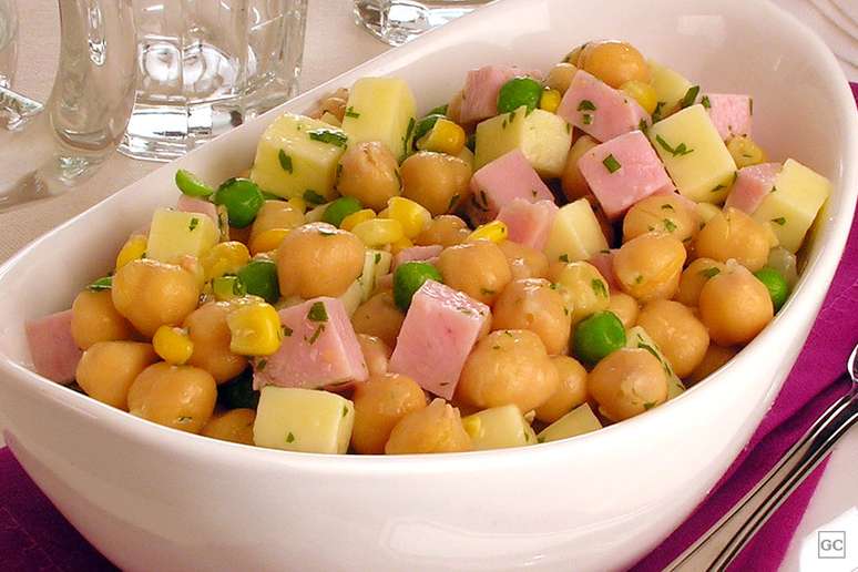 Salada de grão-de-bico com presunto e queijo