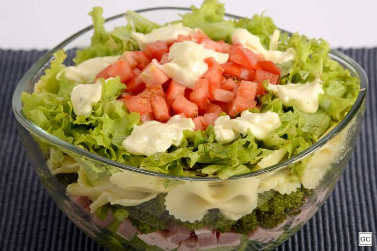 Salada de macarrão em camadas