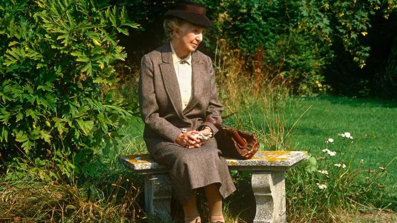 Jane Marple (Joan Hickson) é um símbolo conhecido mundialmente do que é ser inglês, graças à popularidade dos livros de Miss Marple, assim como suas adaptações para televisão e cinema