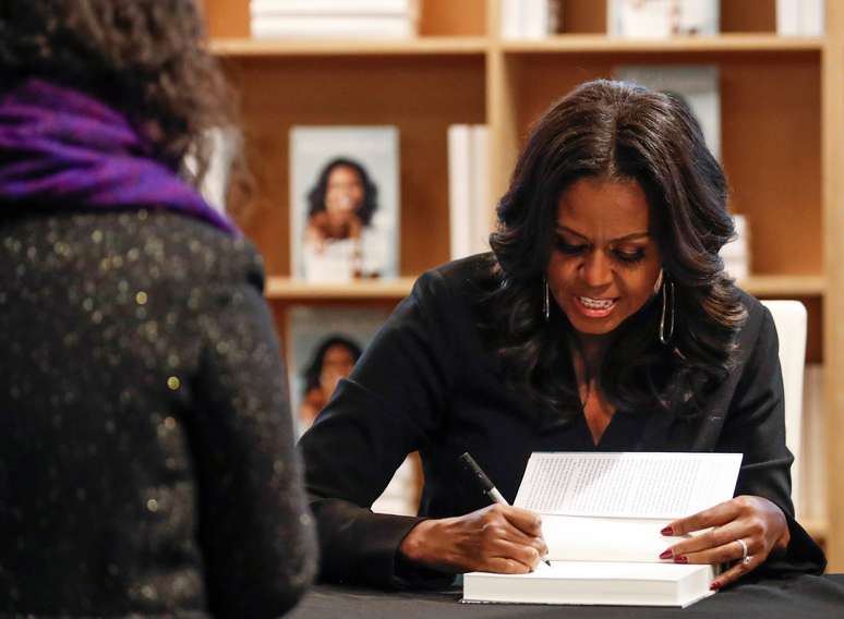Ex-primeira dama Michelle Obama assina cópias de seu livro &#039;Becoming&#039; em Chicago