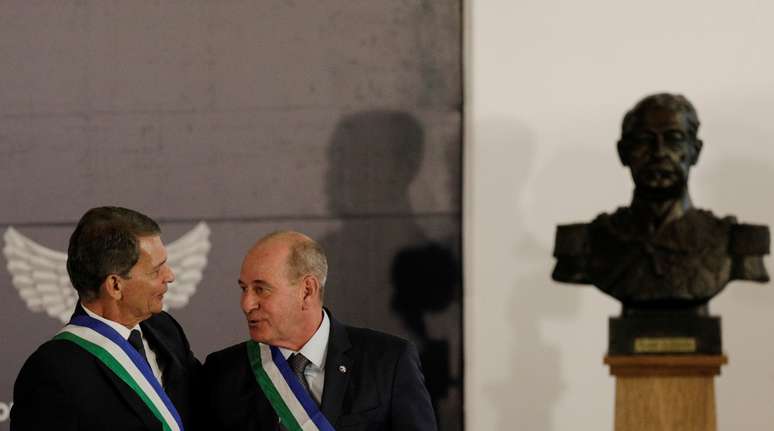 O ex-ministro da Defesa do Brasil, Joaquim Silva e Luna, com o seu sucessor, Fernando Azevedo e Silva, durante cerimônia de transmissão de cargo em Brasília
02/01/2018
REUTERS/Ricardo Moraes 