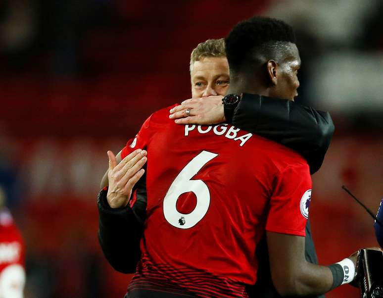 Pogba e Solskjaer 30/12/2018 Action Images via Reuters/Jason Cairnduff