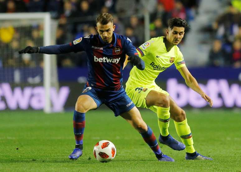 Borja Mayoral, do Levante, e Juan Brandáriz, do Barcelona 10/01/2019  REUTERS/Heino Kalis