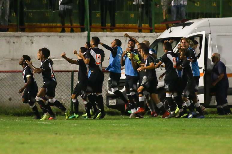 Garotos do Vasco comemoram gol contra o Coritiba na Copa São Paulo