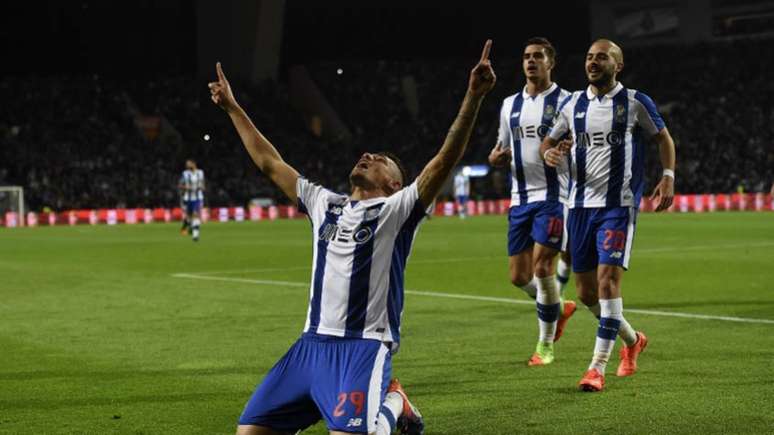 Alex Telles marcou seis gols com a camisa do Porto (Foto: FRANCISCO LEONG / AFP)