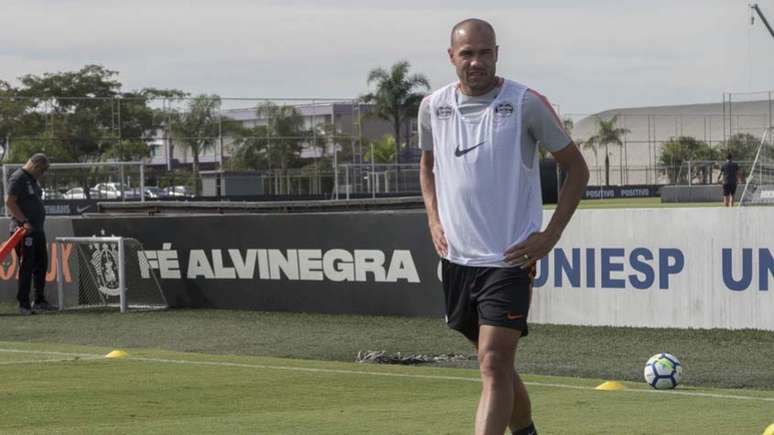 Atacante Roger encerrou sua passagem pelo Corinthians (Foto: Daniel Augusto Jr. / Ag. Corinthians)