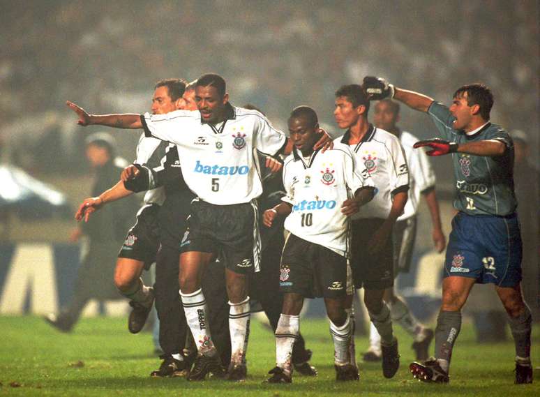 Edílson e Vampeta durante a final do Campeonato Paulista de Futebol entre Corinthians e Palmeiras em 1999