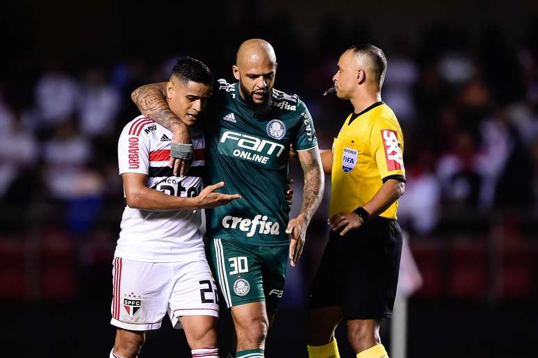 Everton, do São Paulo, e Felipe Melo, do Palmeiras, durante partida válida pela vigésima oitava rodada do Campeonato Brasileiro 2018