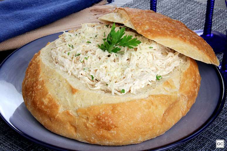 Pão aberto recheado com frango cremoso