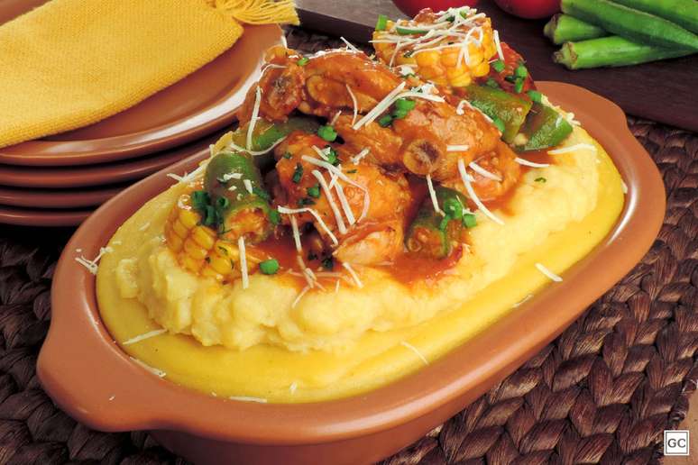 Polenta com frango, quiabo e milho