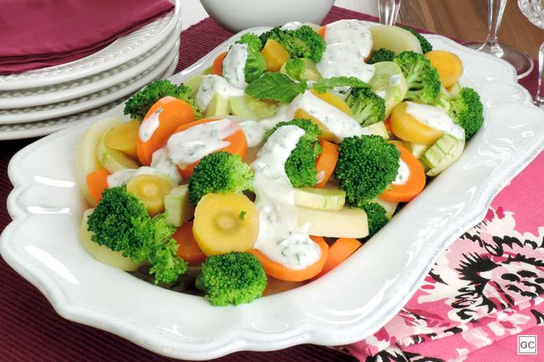 Salada de legumes com molho especial