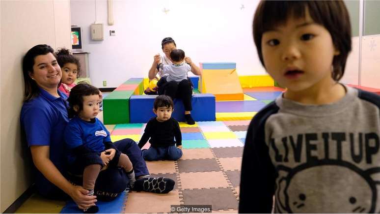 Crianças brasileiras em uma escola de língua portuguesa no Japão em outubro. As barreiras linguísticas são uma queixa frequentemente citada por pais de crianças imigrantes