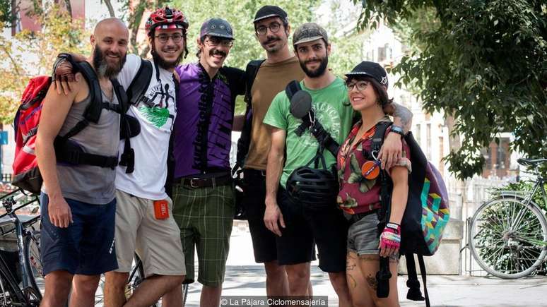 Cristina Robles, de 30 anos, à direita, se juntou recentemente a uma cooperativa de entregas de bicicleta