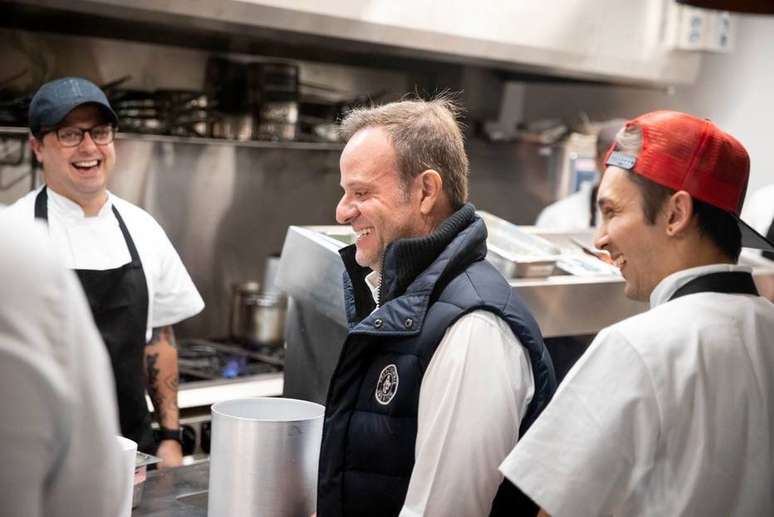 Barrichello conversa com funcionários do restaurante