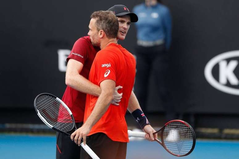 Jamie Murray e Bruno Soares se abraçam após vitória no Aberto da Austrália.