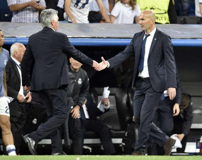 Ancelotti cumprimenta Zidane em jogo da Liga dos Campeões (Foto: Gerard Julien / AFP)