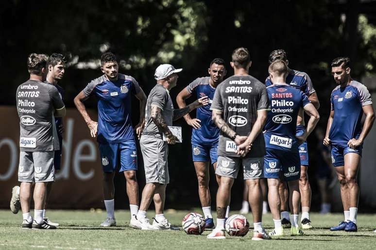 Sampaoli conversa com o elenco do Santos na pré-temporada: teste é neste sábado (Foto: Ivan Storti/Santos)