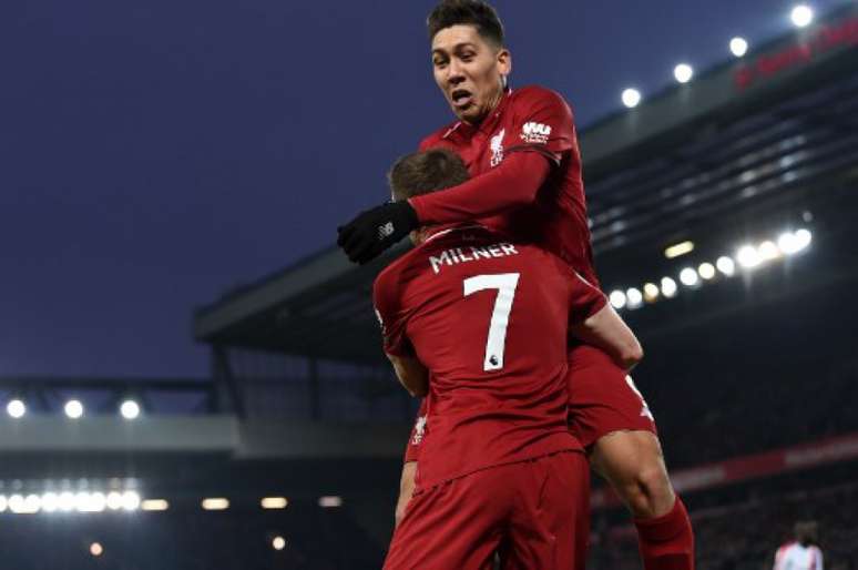 Firmino comemora o seu com o meia James Milner (Foto: Paul Ellis / AFP)