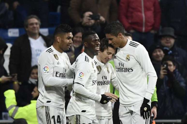 Jogadores comemoram o segundo gol do Real, marcado por Luka Modric (Foto: Pierre-Philippe Marcou / AFP)