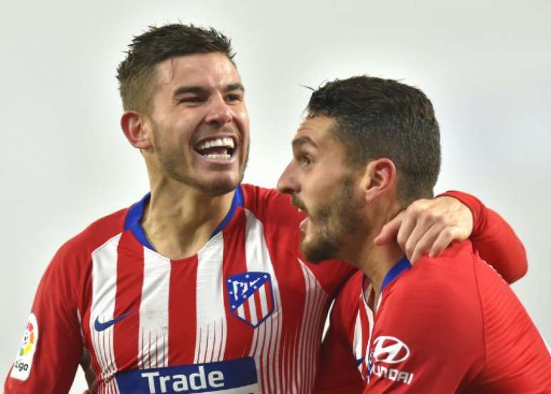 Lucas Hernández comemora com Koke o primeiro gol do Atlético (Foto: Ander Gillenea / AFP)