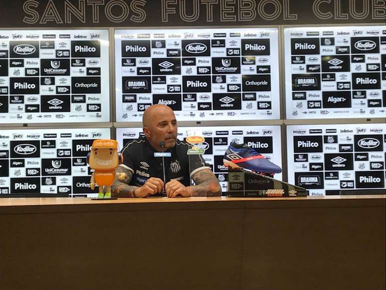 Sampaoli concedeu entrevista coletiva após vitória contra a Ferroviária, por 1 a 0 (Foto: Arthur Faria/Lancepress)