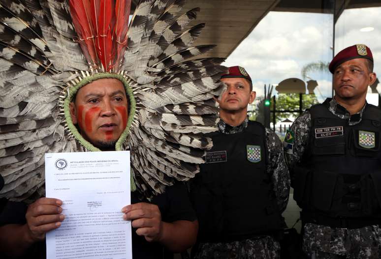 Líderes de povos indígenas protestam em outra manifestação em frente ao Centro Cultural Banco do Brasil (CCBB), sede do governo de transição, em Brasília.