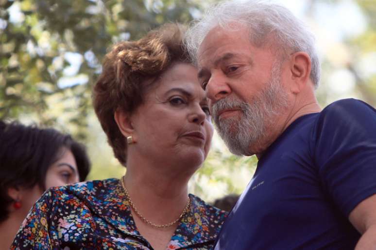 Os ex-presidentes Dilma Rousseff (e) e Luiz Inácio Lula da Silva participam de missa em memória à ex-primeira-dama Marisa Letícia.
