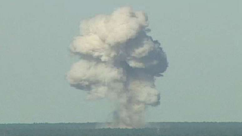 Os EUA lançaram a 'mãe de todas as bombas' no Afeganistão - nesta foto, sendo testada na Flórida