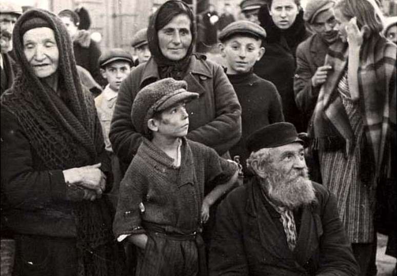 Moradores do bairro judeu em Chelmza, Polônia, país invadido por tropas nazistas em 1939