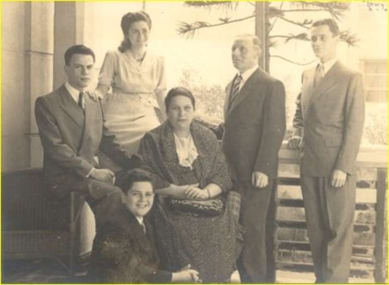 Família Gottlieb em 1939; grupo fugiu para o Brasil com certidões falsas de batismo